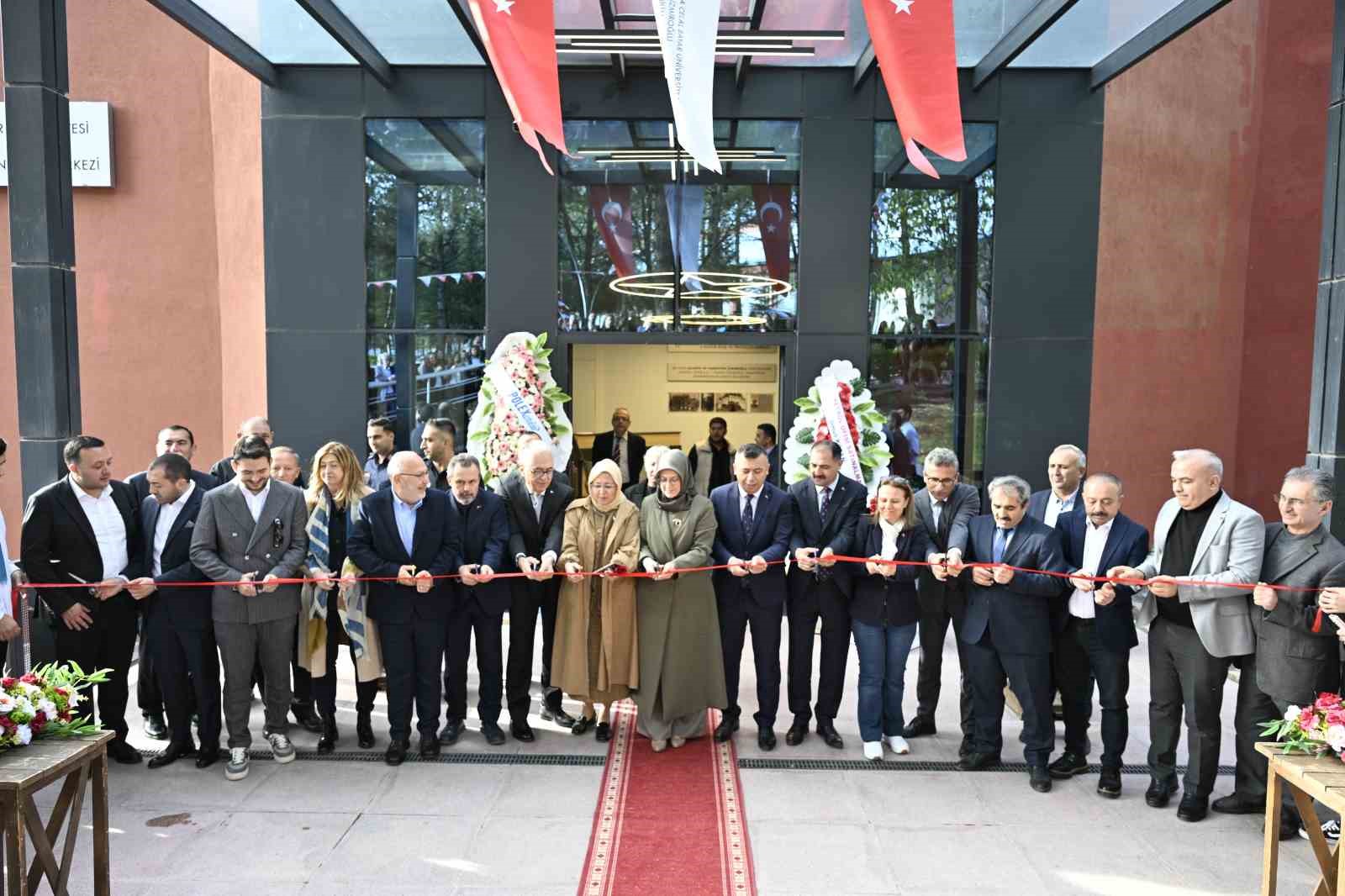 gormeyi cok istedigi eseri onun adiyla acildi 1