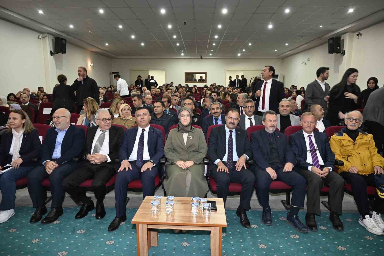 gormeyi cok istedigi eseri onun adiyla acildi 2 qcBPdBgI