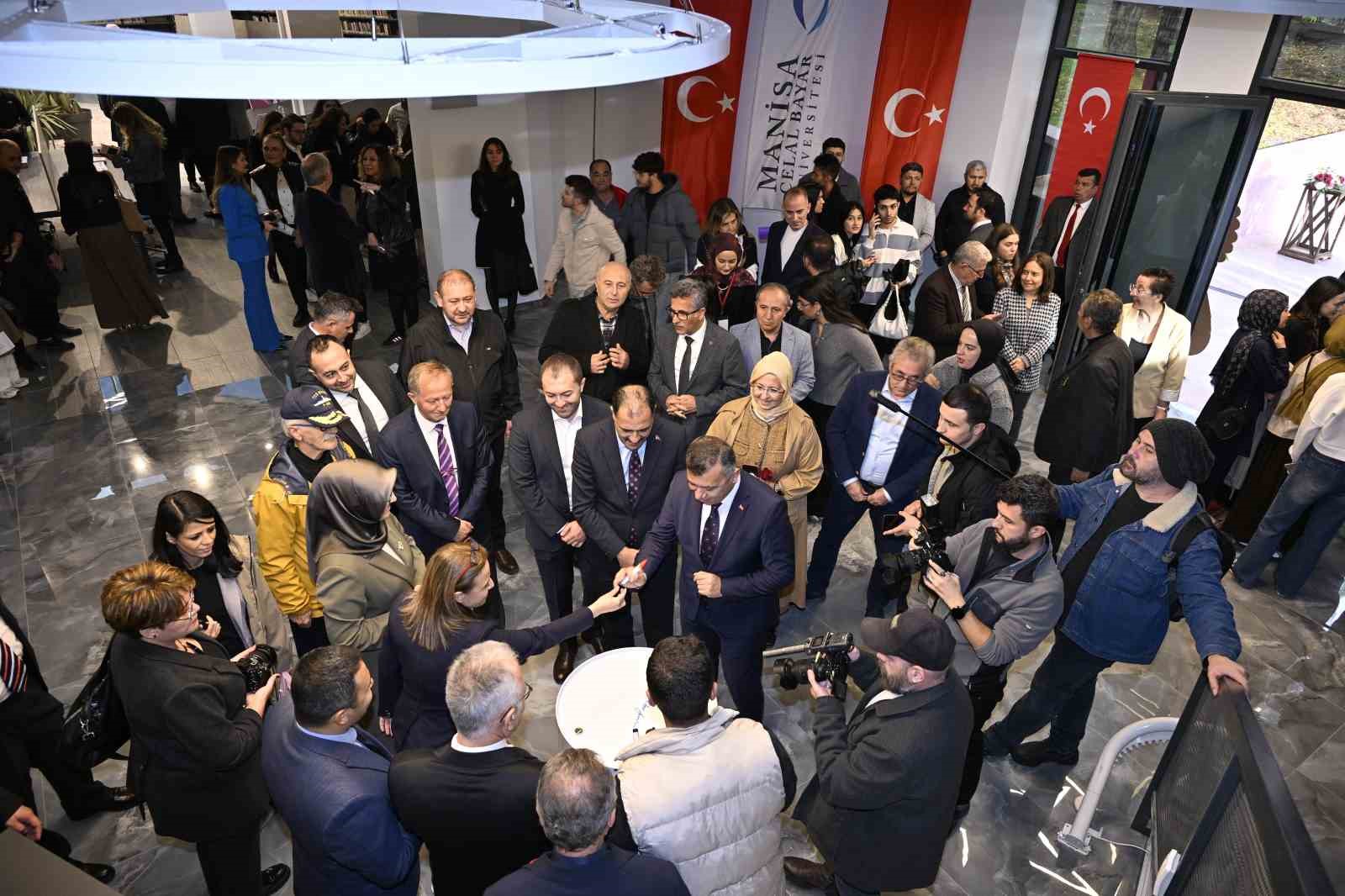 gormeyi cok istedigi eseri onun adiyla acildi 8