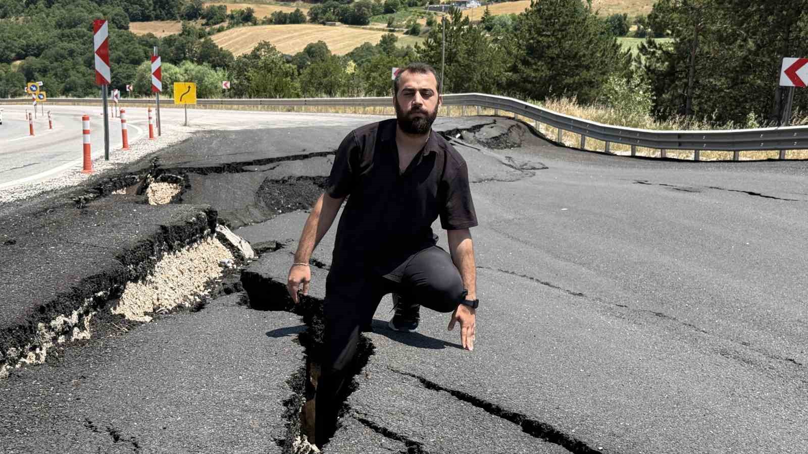 Görüntüler depremi andırıyor, yoldaki kayma tehlike oluşturuyor 5 goruntuler depremi andiriyor yoldaki kayma tehlike olusturuyor 1 CVa4a4MM