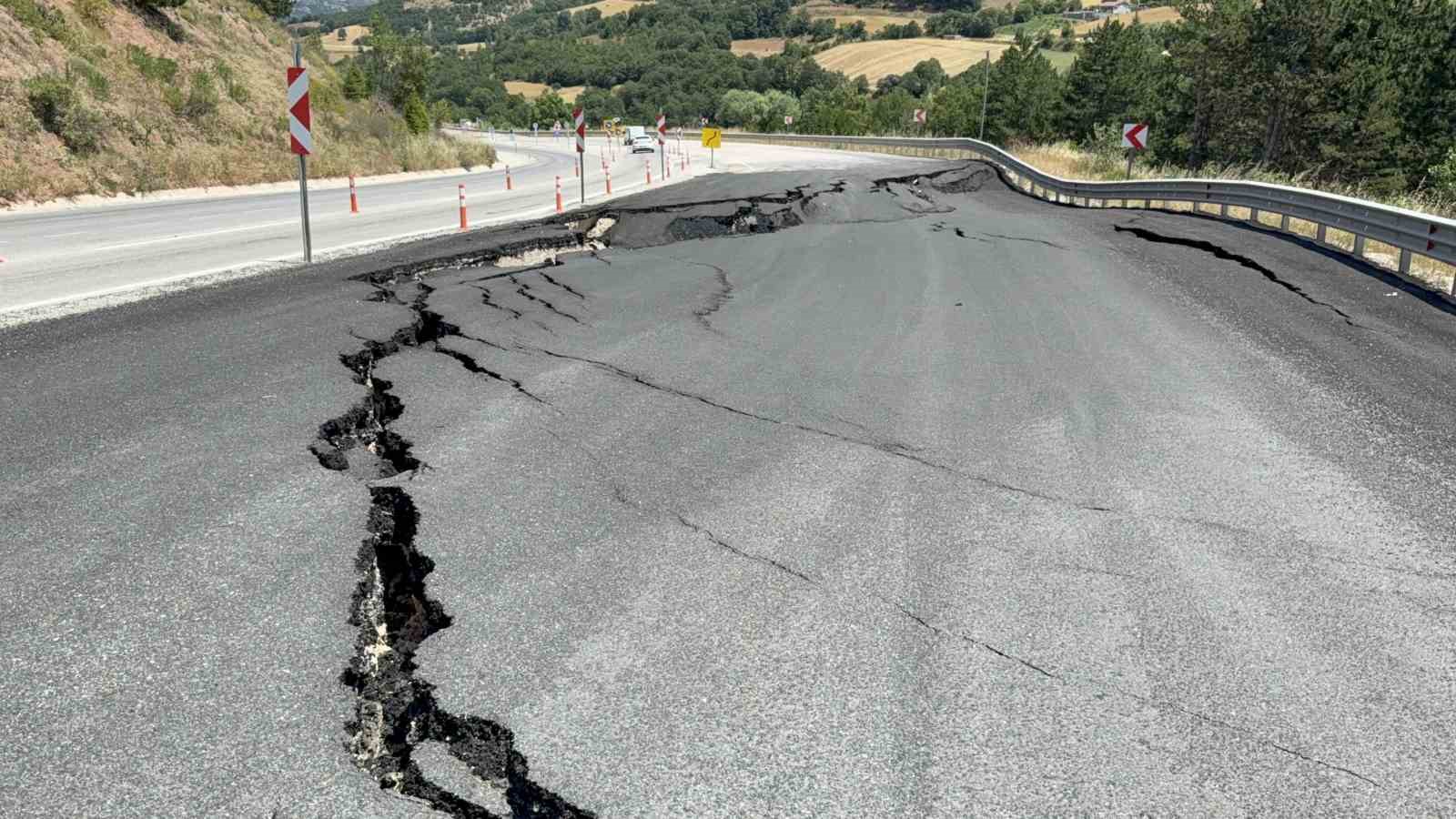 Görüntüler depremi andırıyor, yoldaki kayma tehlike oluşturuyor 6 goruntuler depremi andiriyor yoldaki kayma tehlike olusturuyor 2 eRcuOewc