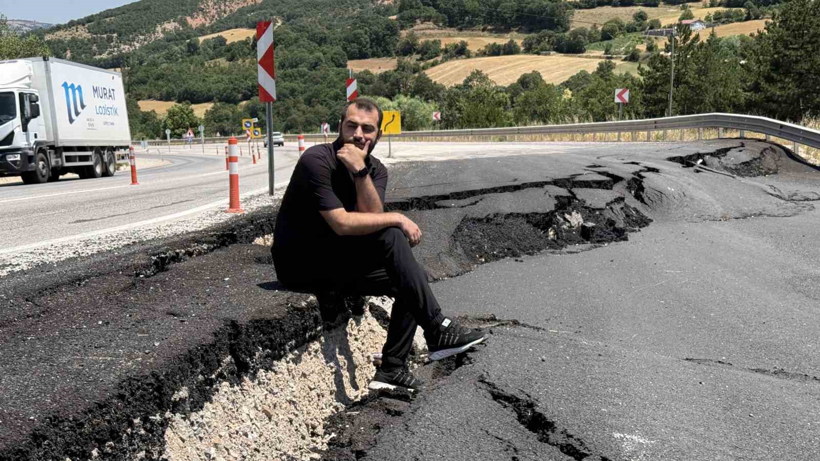Görüntüler depremi andırıyor, yoldaki kayma tehlike oluşturuyor 8 goruntuler depremi andiriyor yoldaki kayma tehlike olusturuyor 4 djRwQyLz