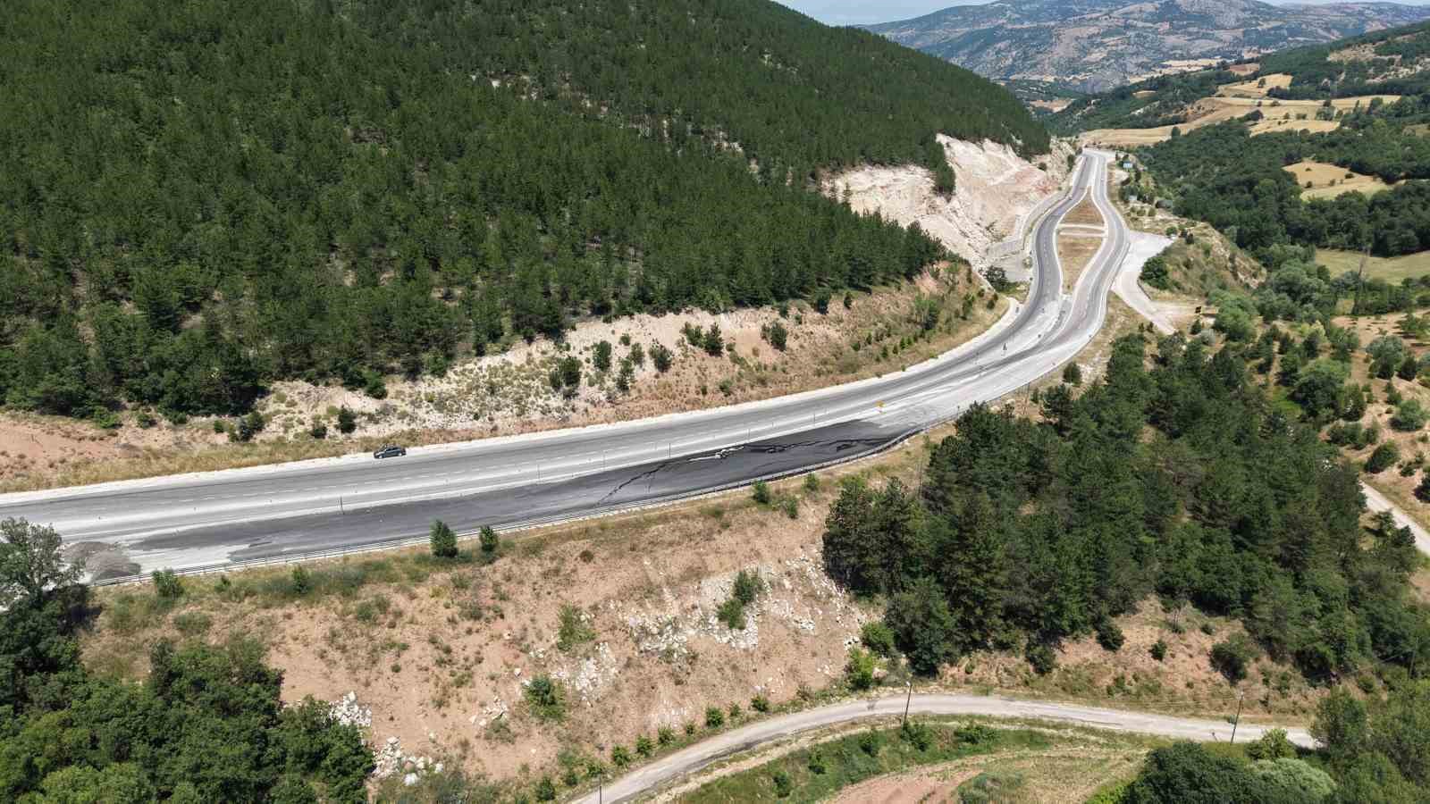 Görüntüler depremi andırıyor, yoldaki kayma tehlike oluşturuyor 9 goruntuler depremi andiriyor yoldaki kayma tehlike olusturuyor 5 sL8zpX7j