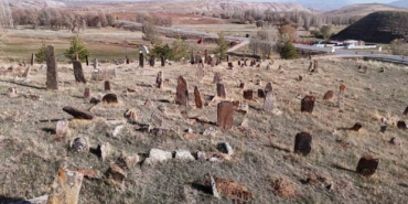 goruntusu-ile-orhun-kitabelerini-andiriyor-gercegi-ogrenenler-ise-hayrete-dusuyor-7WZemHZT.jpg