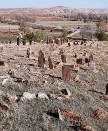 goruntusu-ile-orhun-kitabelerini-andiriyor-gercegi-ogrenenler-ise-hayrete-dusuyor-7WZemHZT.jpg