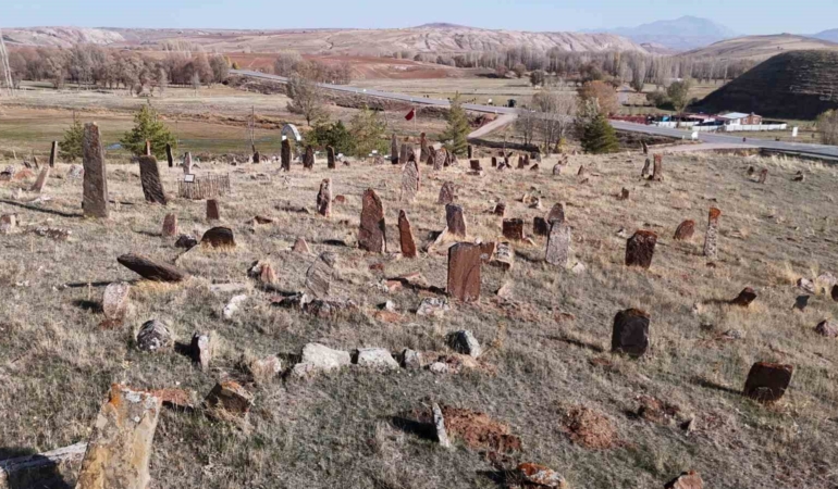 goruntusu-ile-orhun-kitabelerini-andiriyor-gercegi-ogrenenler-ise-hayrete-dusuyor-7WZemHZT.jpg