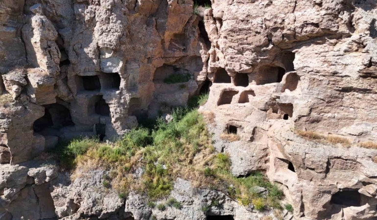goruntusuyle-dikkat-ceken-3-bin-yillik-apartman-ilgi-bekliyor-q8OnEaPR.jpg