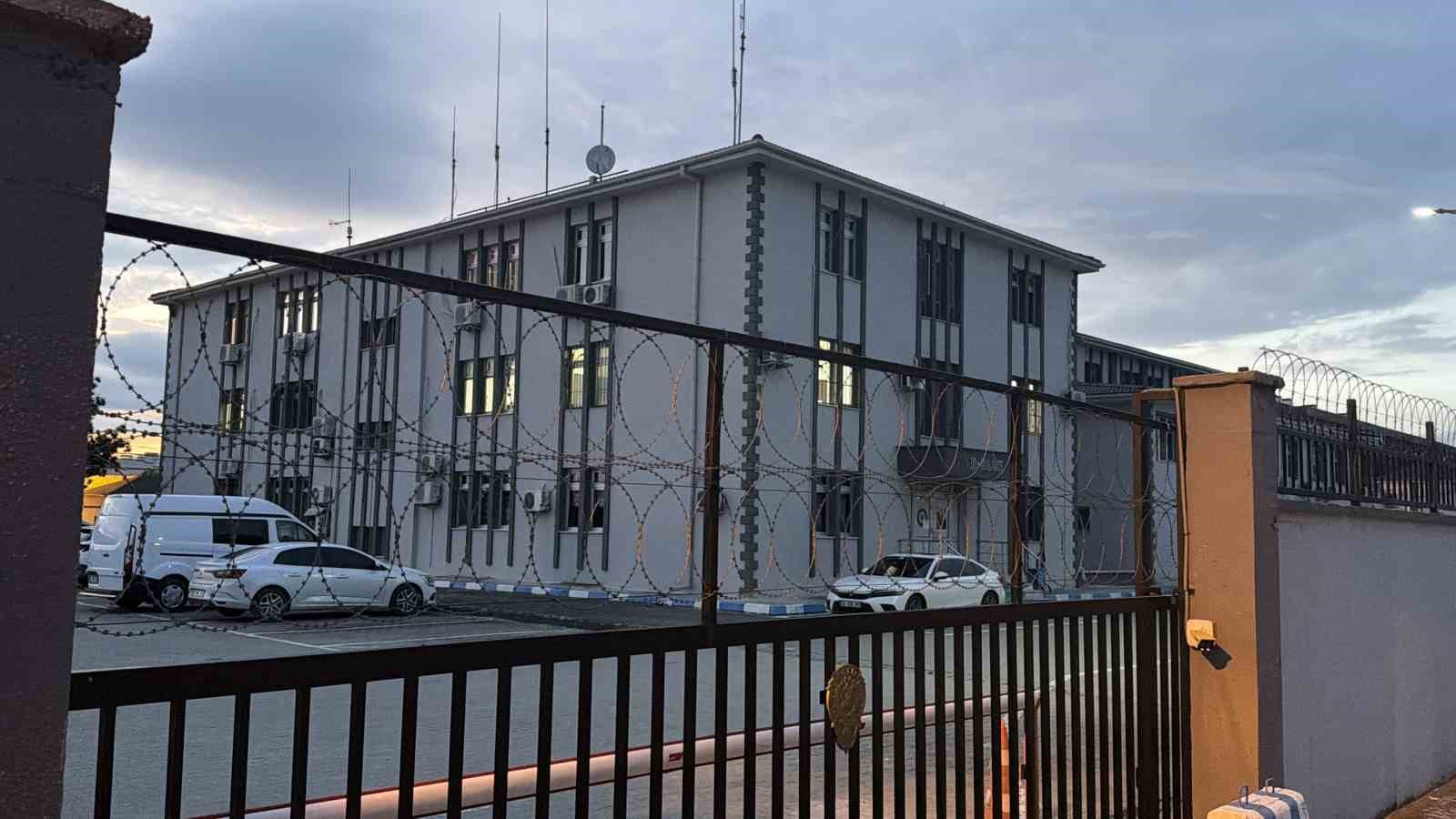 Gözaltına alınan Akçakoca Belediye Başkanı Fikret Albayrak Düzce’ye getirildi 5 gozaltina alinan akcakoca belediye baskani fikret albayrak duzceye getirildi 1 XtA3SGPZ
