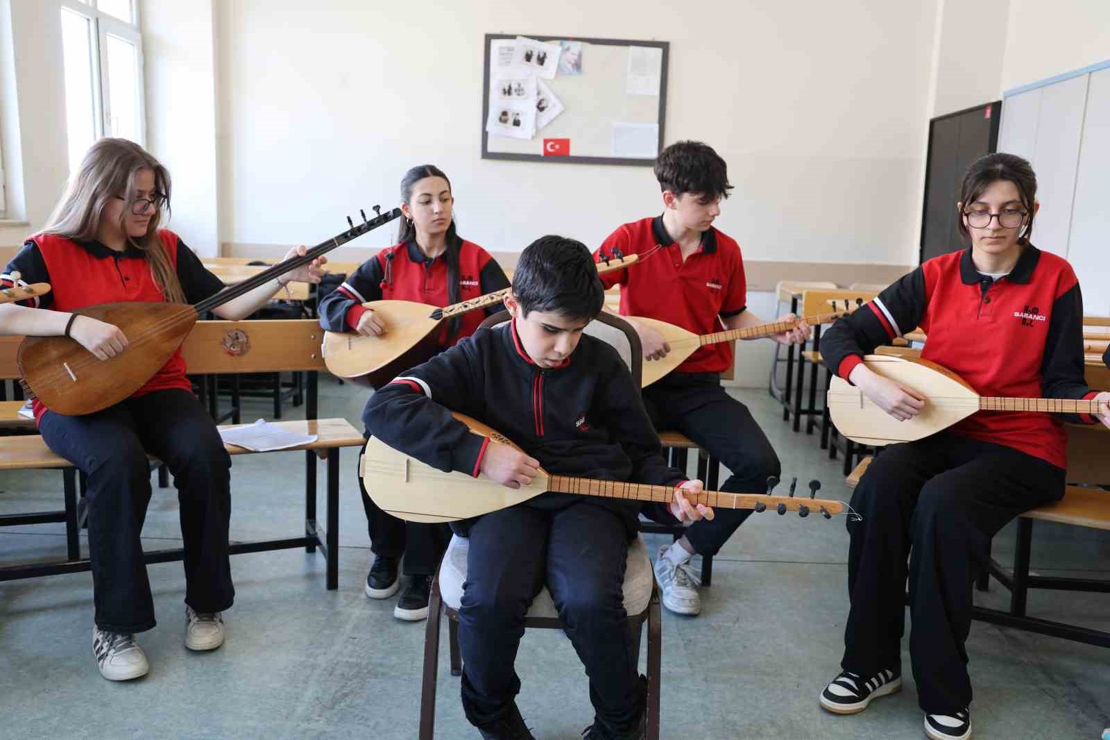 gozleri gormeden hissederek caliyor 3 bseBIHzR