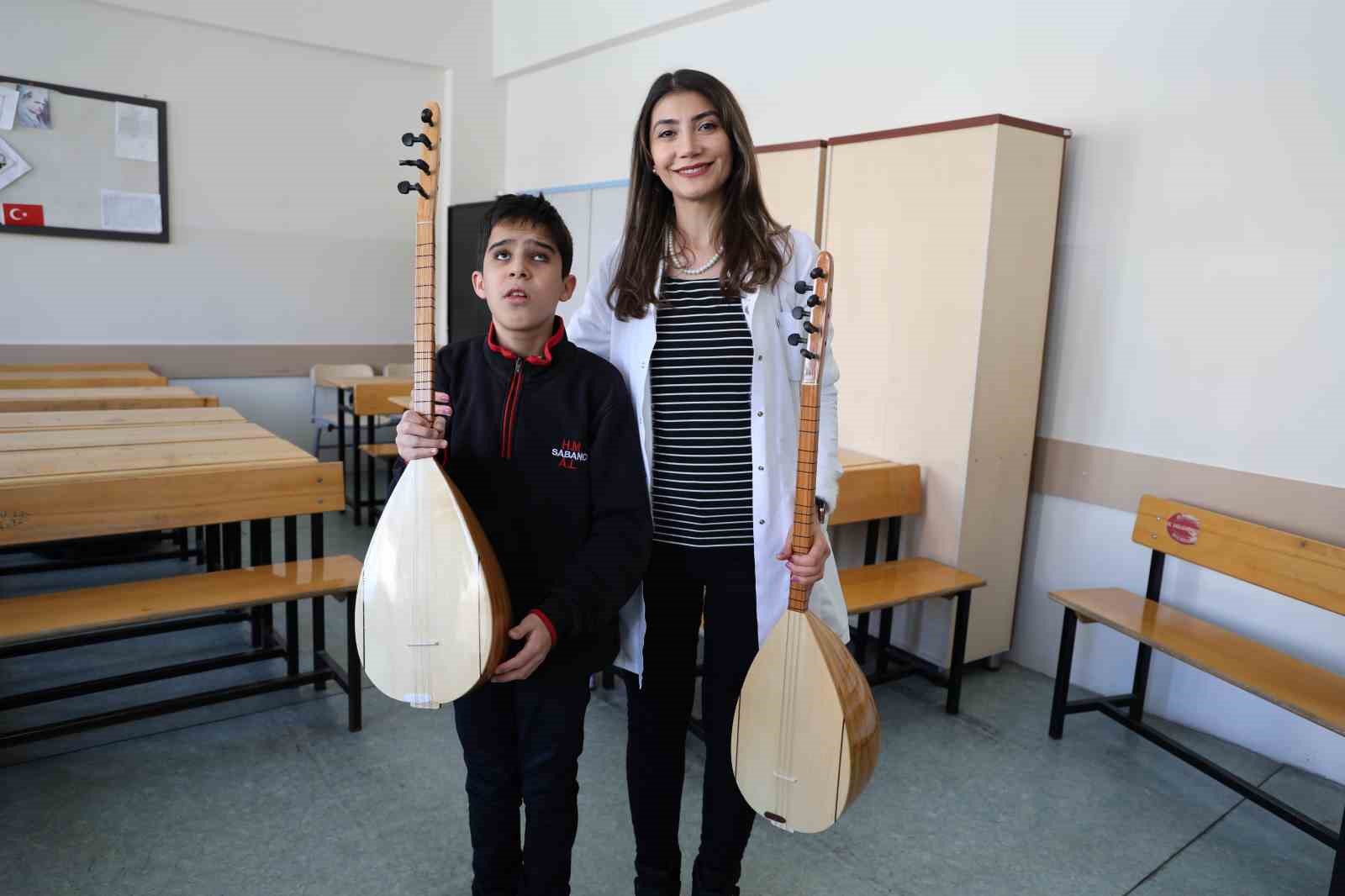 gozleri gormeden hissederek caliyor 4 EysPPbNU