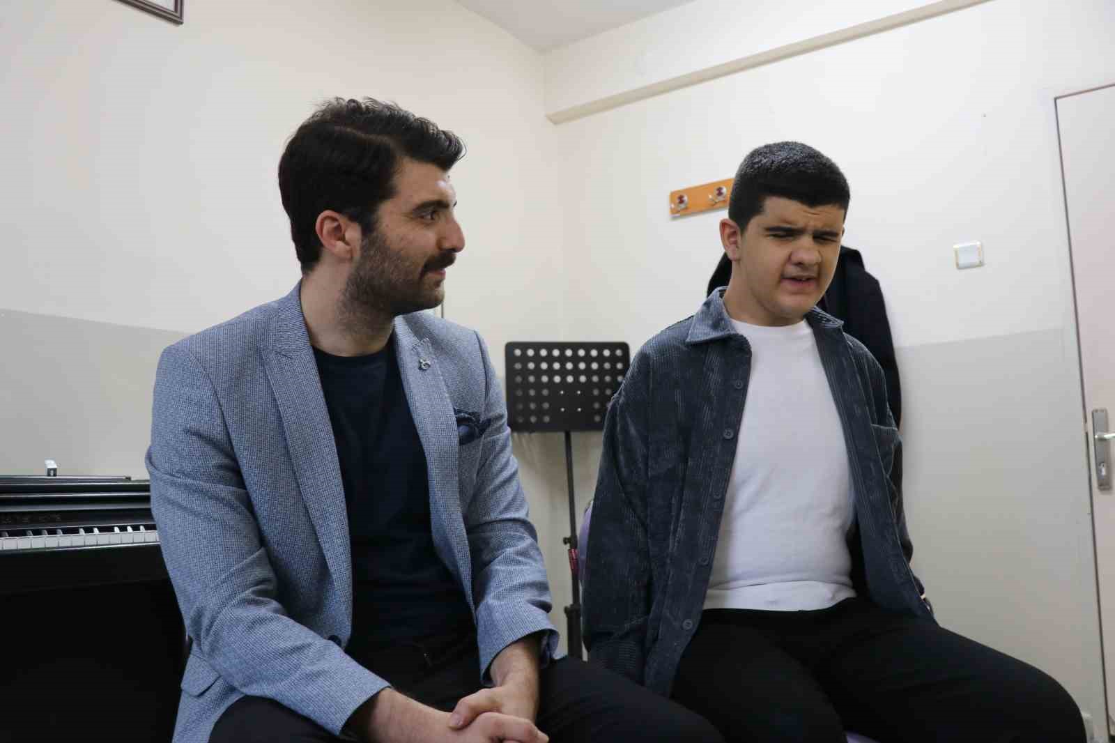 gozleri gormuyor ama kalbiyle goruyor sesliyle buyuluyor 5 4MZP4N3P