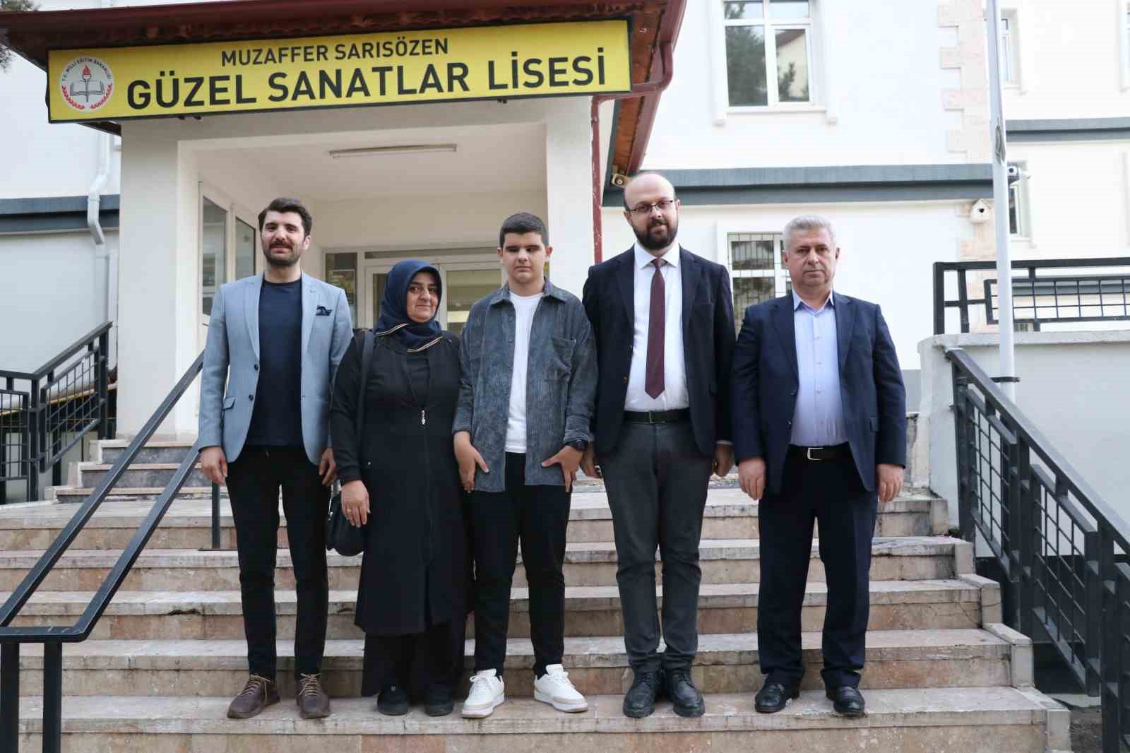 gozleri gormuyor ama kalbiyle goruyor sesliyle buyuluyor 6 B2HcUMjr