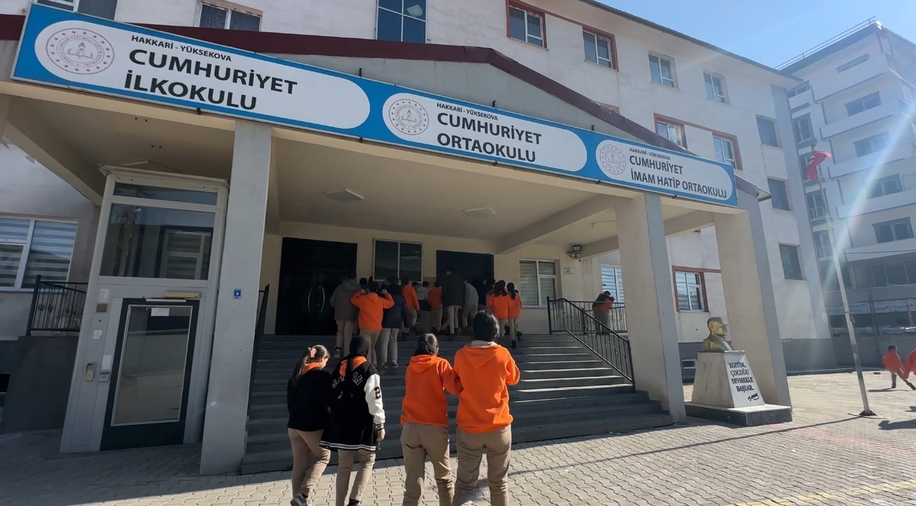 gozleri gormuyor ama yuregi isil isil 9 mmrin7Ec