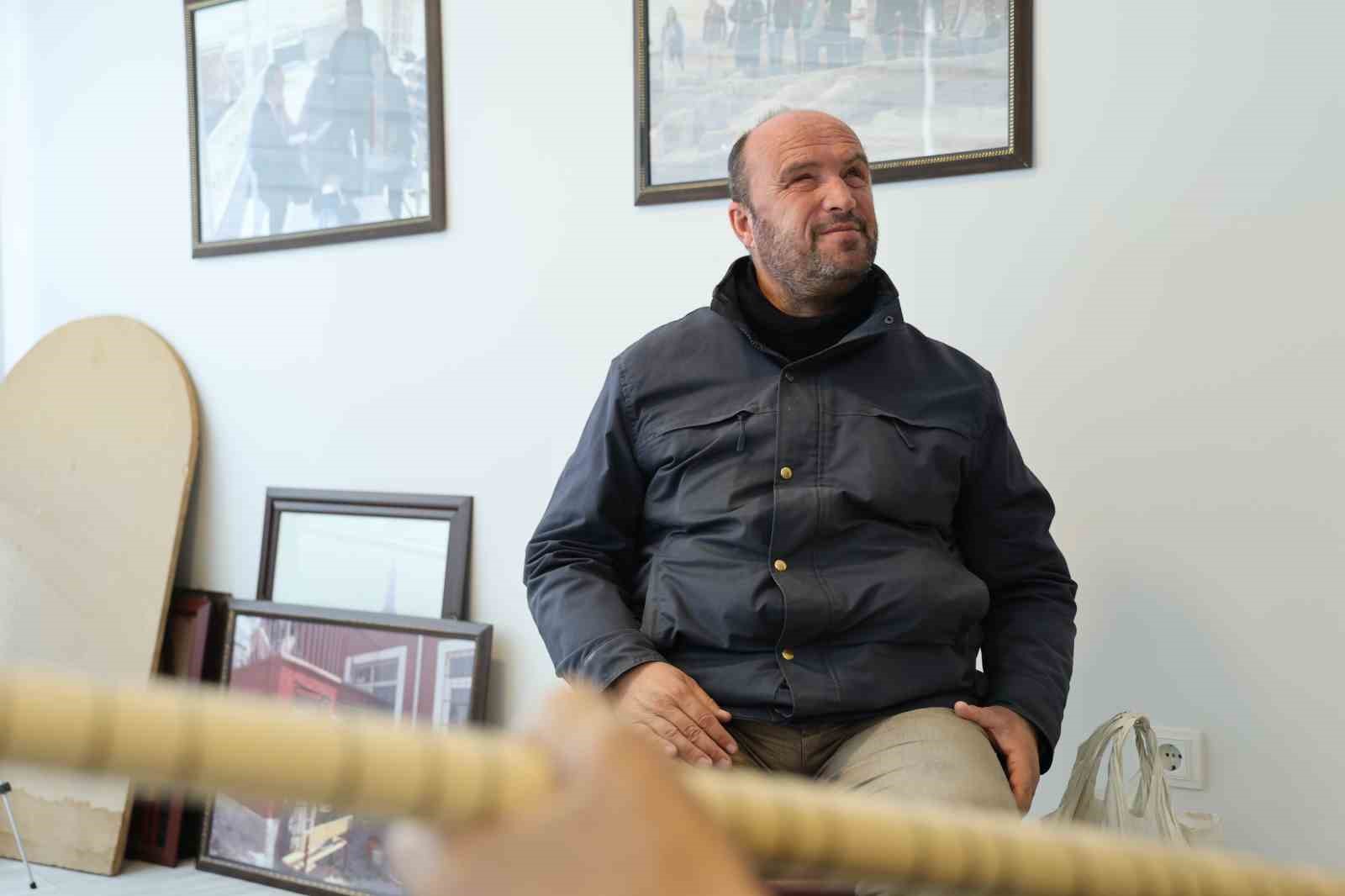 gozleri gormuyor hayata muzikle tutunuyor 0 ZLBsOe4q