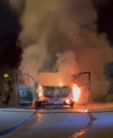 gozleri-onunde-minibus-alev-alev-yandi-r8pWTlEy.jpg
