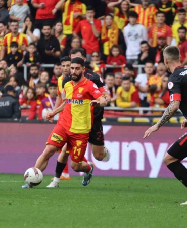 goztepenin-orta-sahasi-ahmed-ildiz-corum-fk-yolcusu-lOScKpER.jpg