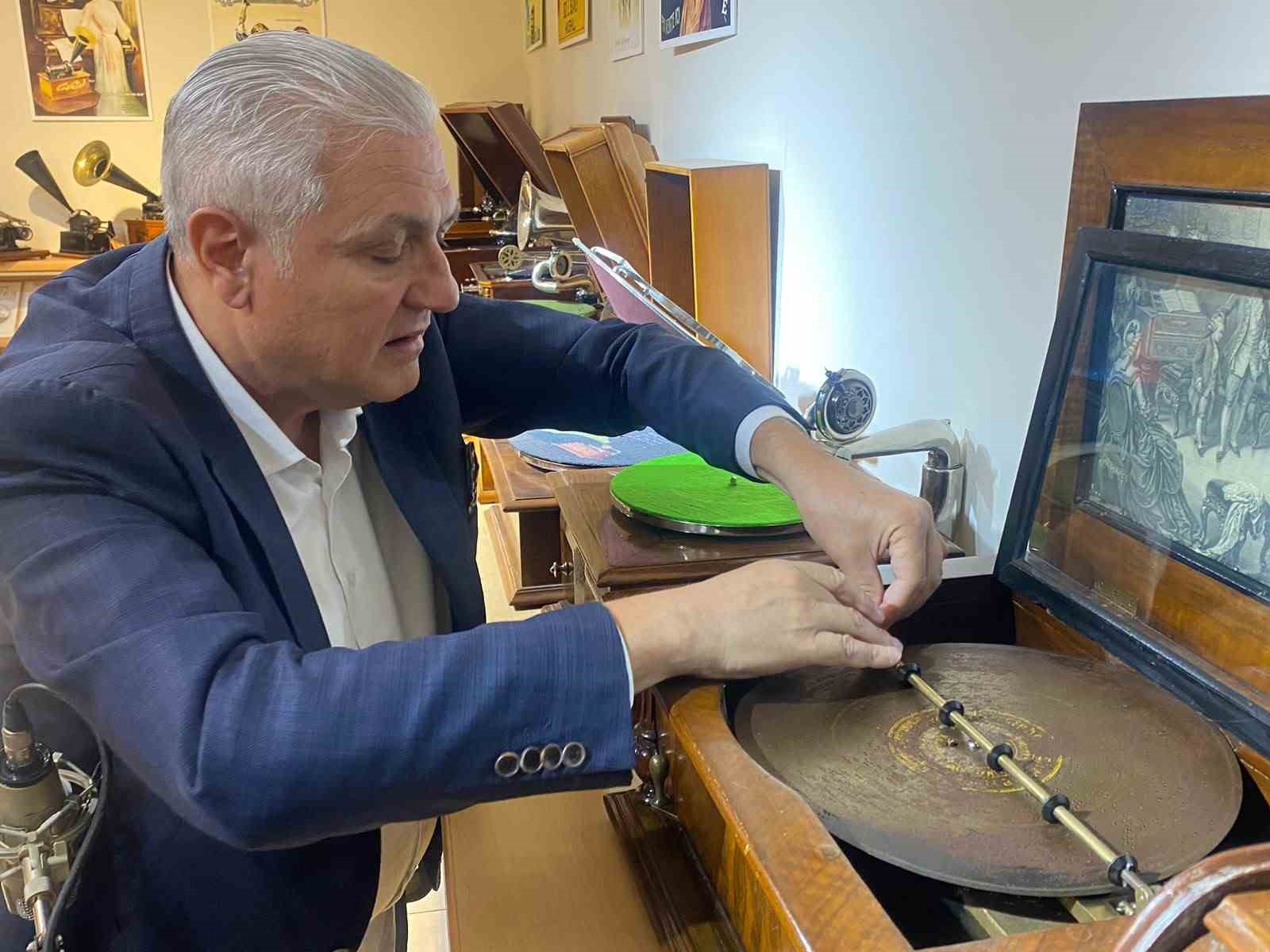 Gramafon tutkusuyla yüzlerce gramafon ve plakı bir araya getirdi 4 gramafon tutkusuyla yuzlerce gramafon ve plaki bir araya getirdi 0 8tzzycK5