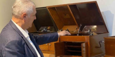 gramafon-tutkusuyla-yuzlerce-gramafon-ve-plaki-bir-araya-getirdi-GhJKQsQ8.jpg