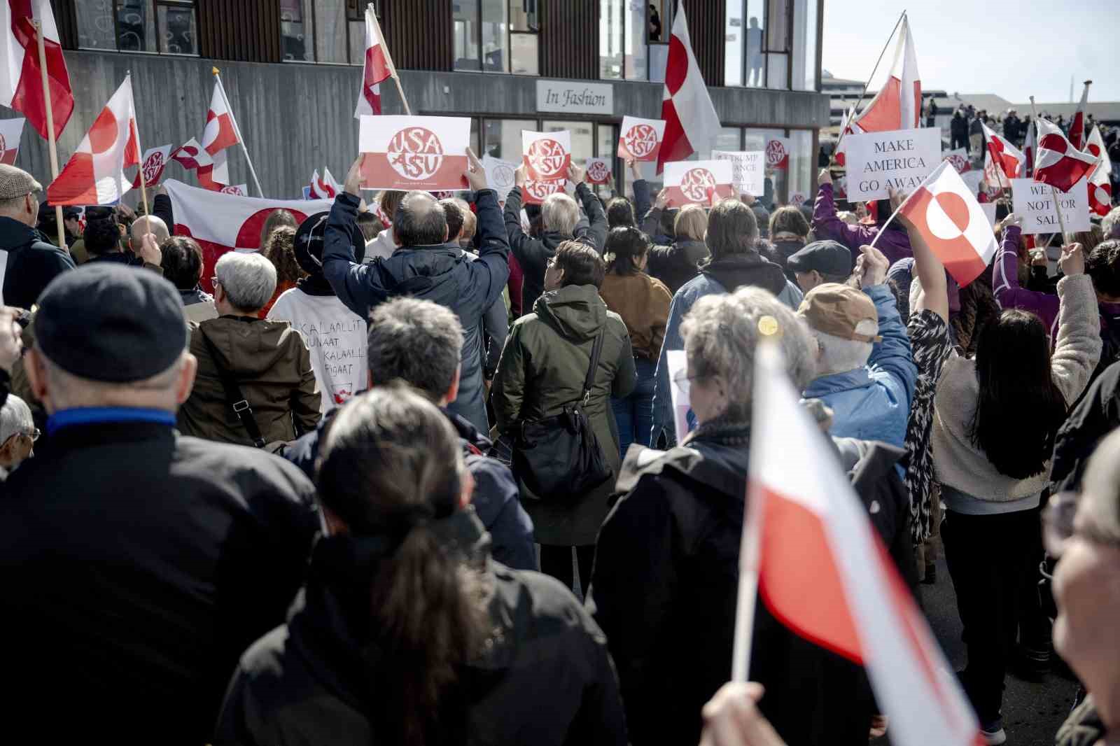 gronlanddaki yeni abd konsoloslugu onunde protesto 0 azBeAGNK