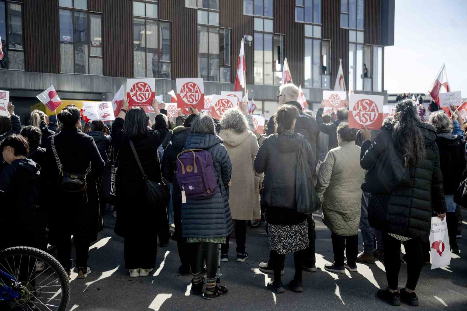 gronlanddaki yeni abd konsoloslugu onunde protesto 3 9htMJnSG