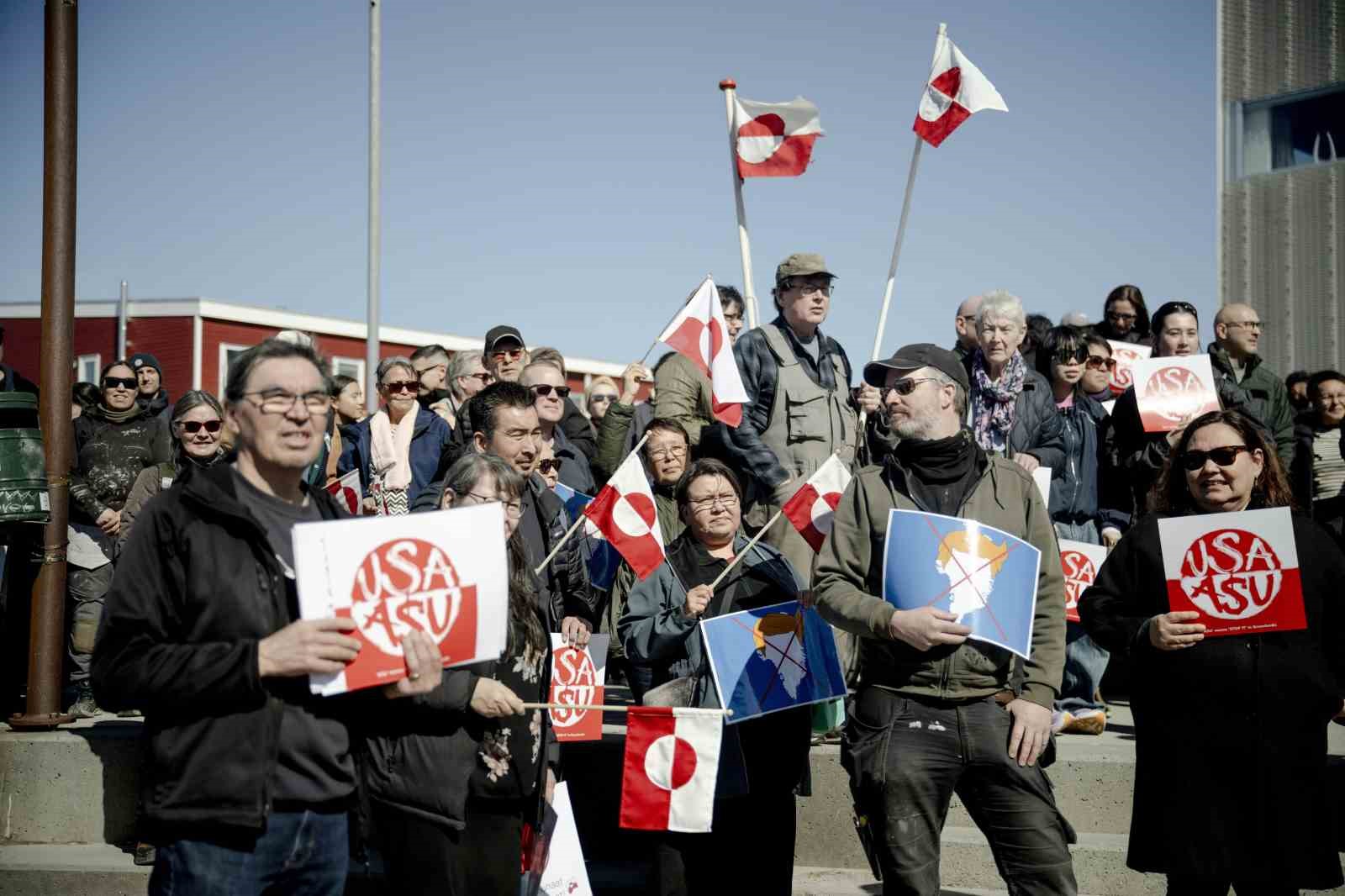 gronlanddaki yeni abd konsoloslugu onunde protesto 4 BASgfPNj