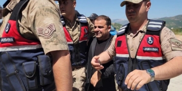 gulistan-doku-sorusturmasinda-tutuklanan-aca-300-bin-tlyi-tuncay-sonele-tunceli-valilik-makaminda-elden-LqAfiIHv.jpg