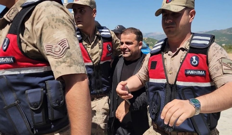 gulistan-doku-sorusturmasinda-tutuklanan-aca-300-bin-tlyi-tuncay-sonele-tunceli-valilik-makaminda-elden-LqAfiIHv.jpg