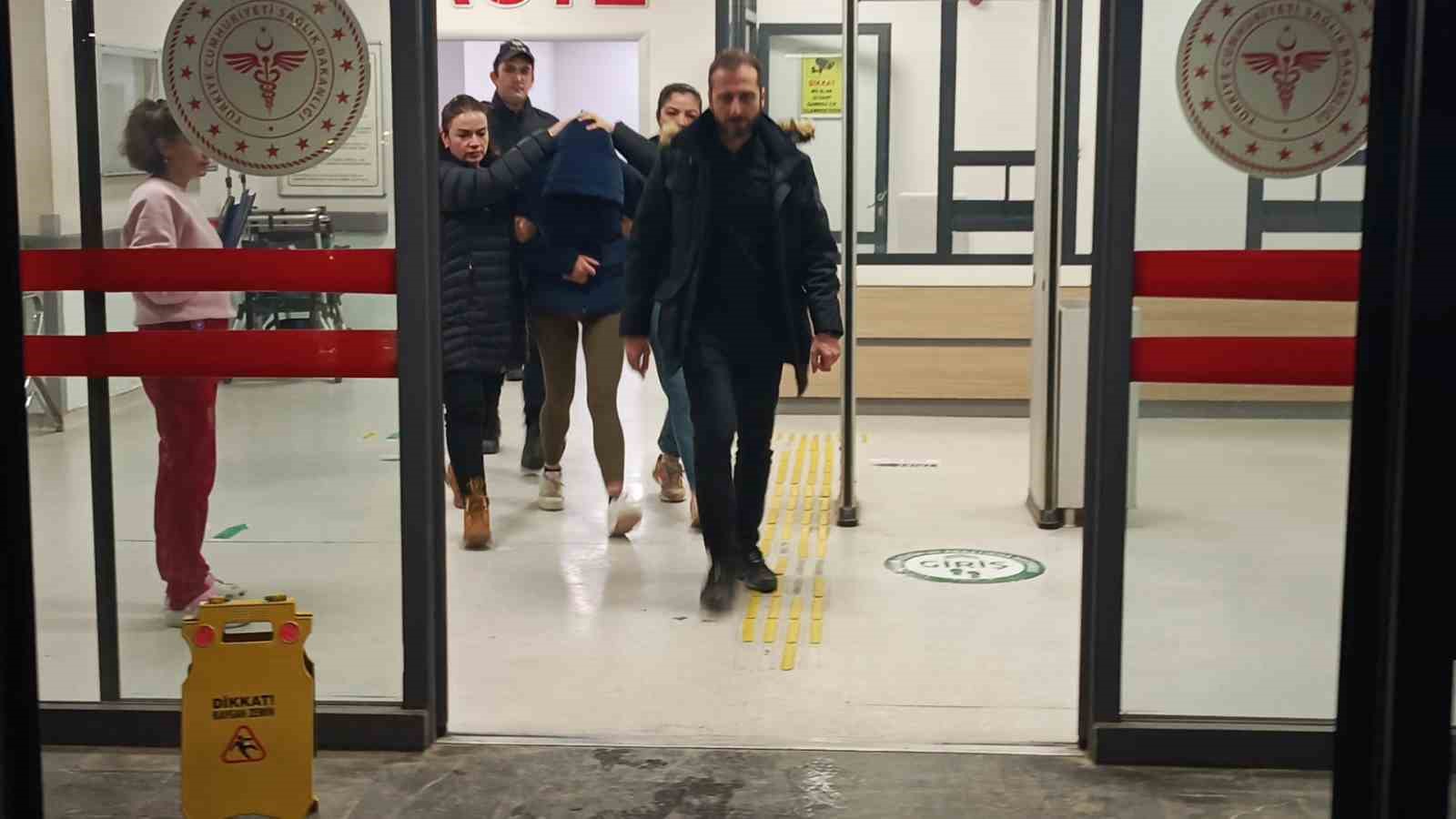Güllü’nün kızı ve arkadaşı kasten öldürme suçu şüphesiyle yakalandı 4 gullunun kizi ve arkadasi kasten oldurme sucu suphesiyle yakalandi 0 I1TNeLf4