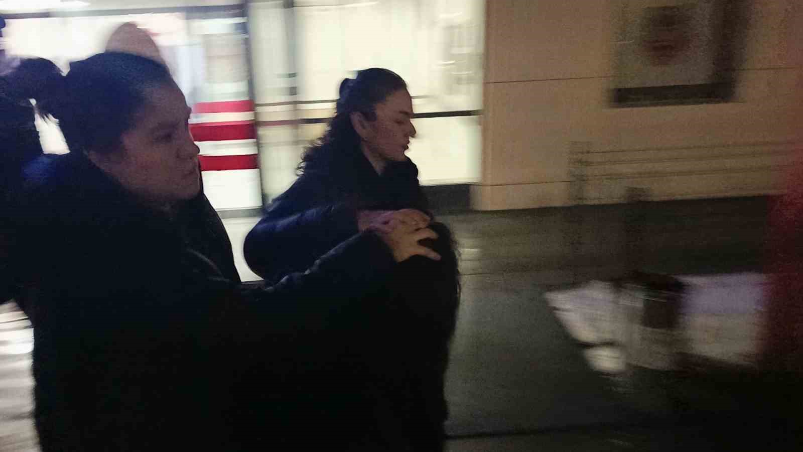 Güllü’nün kızı ve arkadaşı kasten öldürme suçu şüphesiyle yakalandı 10 gullunun kizi ve arkadasi kasten oldurme sucu suphesiyle yakalandi 6 9q5skAPc