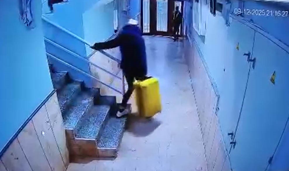 Güllü’nün kızı ve arkadaşının valizlerle kaçmaya çalıştığı anlar kamerada 5 gullunun kizi ve arkadasinin valizlerle kacmaya calistigi anlar kamerada 1 PFhswWLy