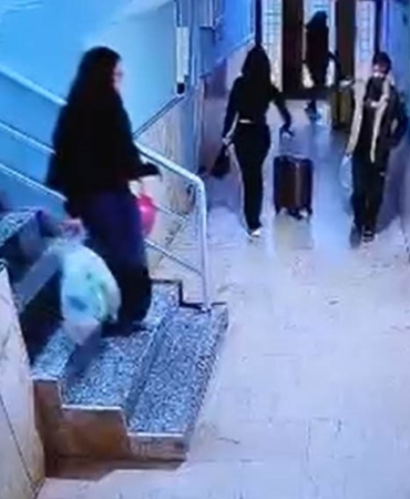 gullunun-kizi-ve-arkadasinin-valizlerle-kacmaya-calistigi-anlar-kamerada-fpYQsIVj.jpg