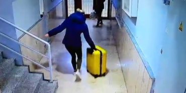 gullunun-kizinin-arkadasi-ile-birlikte-bavullarla-binadan-ciktigi-anlara-iliskin-goruntu-ortaya-cikti-43WRhsnS.jpg