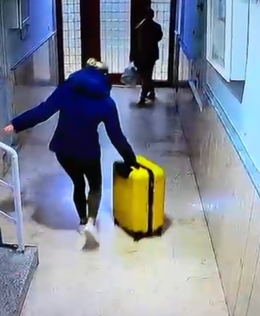 gullunun-kizinin-arkadasi-ile-birlikte-bavullarla-binadan-ciktigi-anlara-iliskin-goruntu-ortaya-cikti-43WRhsnS.jpg