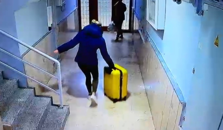 gullunun-kizinin-arkadasi-ile-birlikte-bavullarla-binadan-ciktigi-anlara-iliskin-goruntu-ortaya-cikti-43WRhsnS.jpg