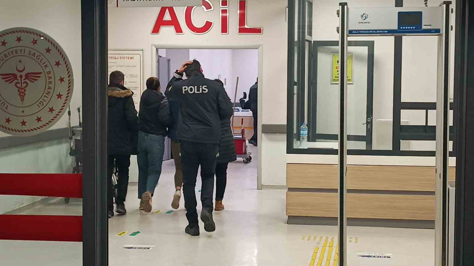 Güllü’nün ölümüyle ilgili soruşturmada gözaltına alınan aralarında kızının da bulunduğu 3 kişi Yalova’ya getirildi 9 gullunun olumuyle ilgili sorusturmada gozaltina alinan aralarinda kizinin da bulundugu 3 kisi yalovaya getirildi Bn2NuklO