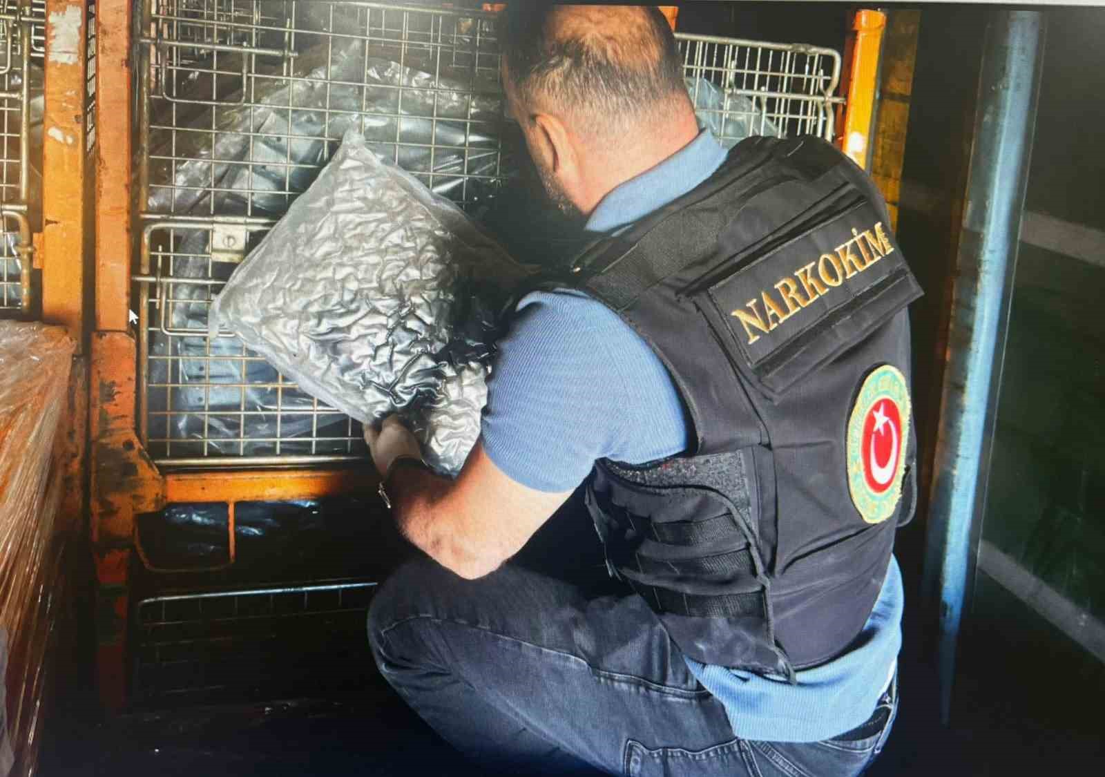 gumrukler muhafaza ekipleri piyasa degeri 378 milyon olan 420 kilo uyusturucu madde yakaladi 2 3L2OqGlK