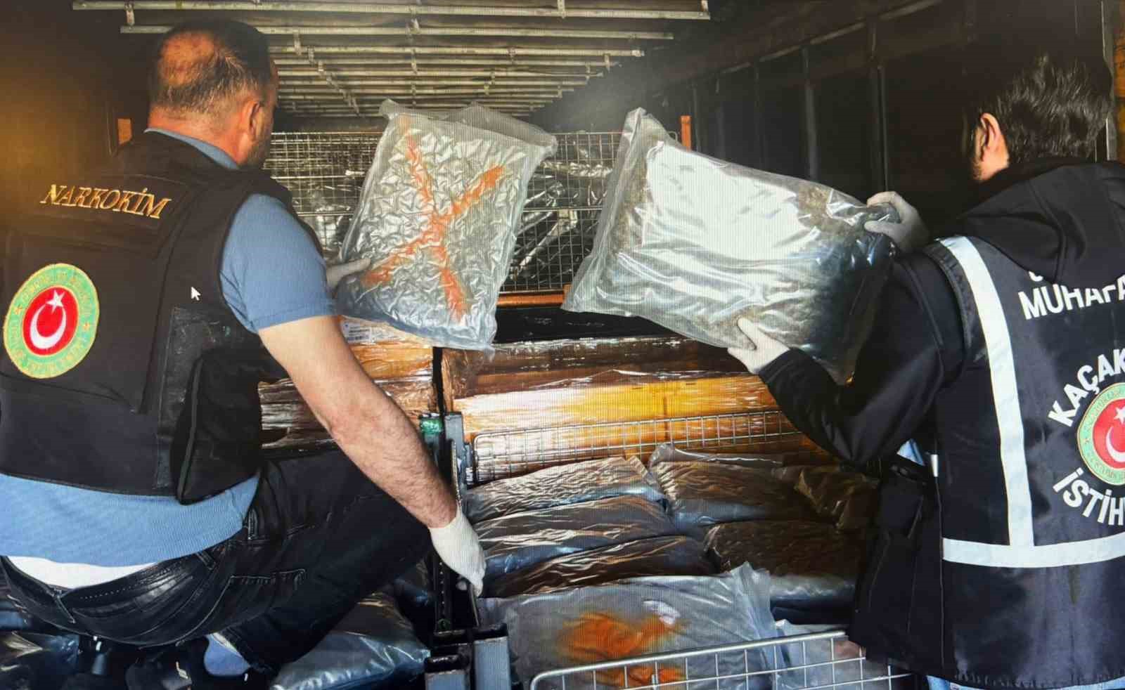 gumrukler muhafaza ekipleri piyasa degeri 378 milyon olan 420 kilo uyusturucu madde yakaladi 3 5fqb5QcJ