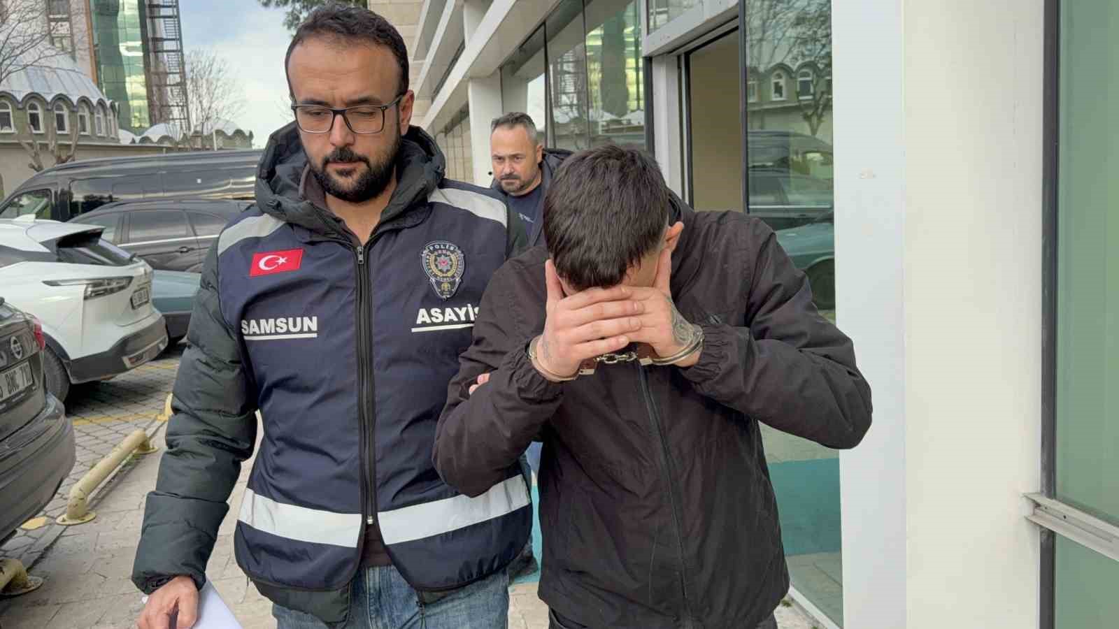 Gümüşçünün vitrin camını kırıp altın zannettiği bilezikleri çaldı 4 gumuscunun vitrin camini kirip altin zannettigi bilezikleri caldi 0 b2yEfCap