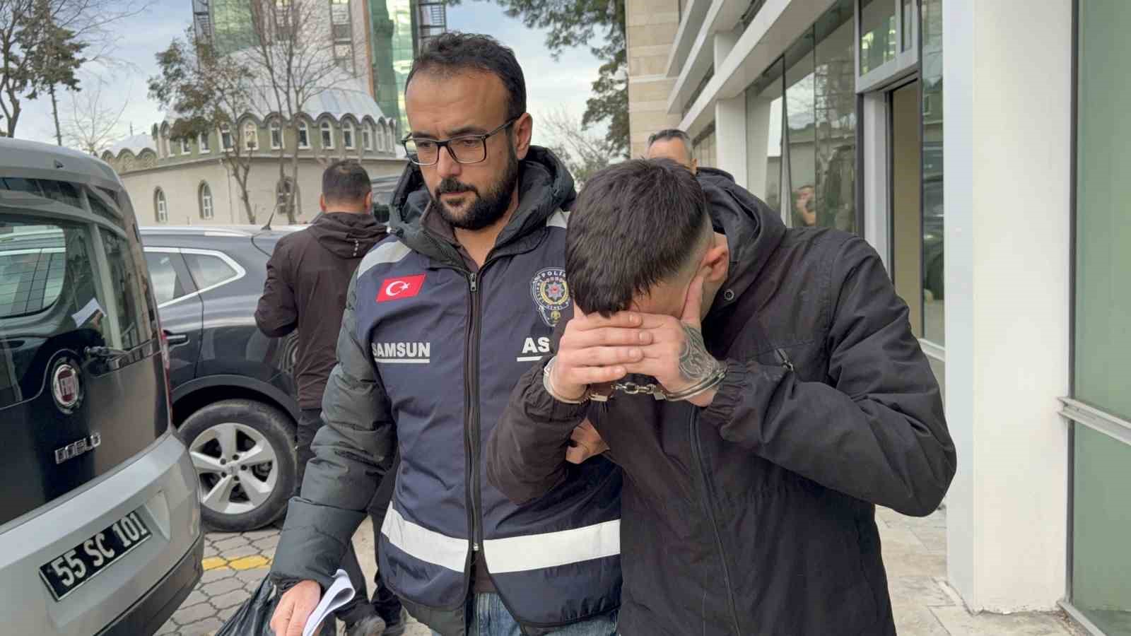 Gümüşçünün vitrin camını kırıp altın zannettiği bilezikleri çaldı 5 gumuscunun vitrin camini kirip altin zannettigi bilezikleri caldi 1 CmHq3sjc