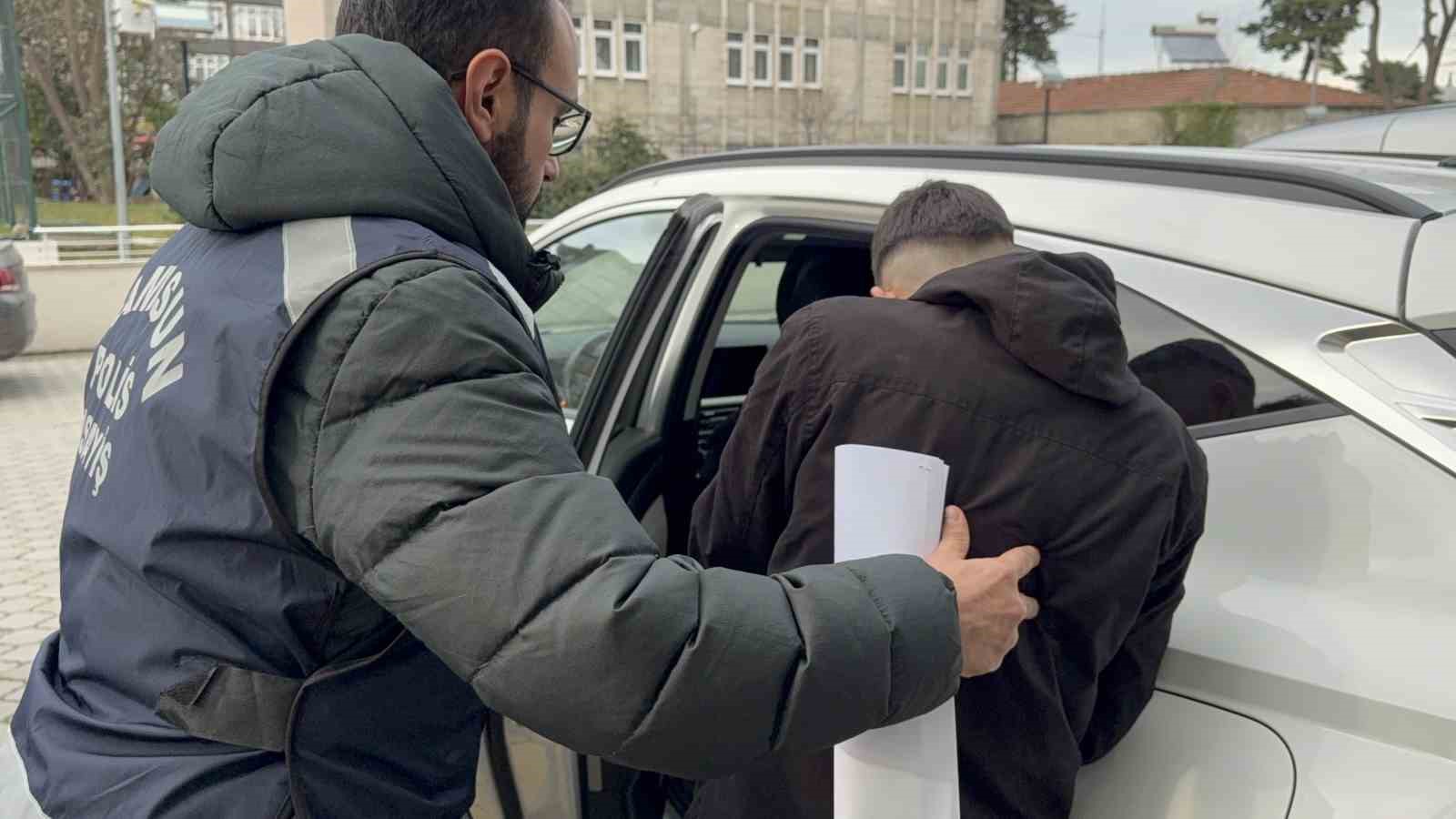 Gümüşçünün vitrin camını kırıp altın zannettiği bilezikleri çaldı 6 gumuscunun vitrin camini kirip altin zannettigi bilezikleri caldi 2 YmadaUQ8