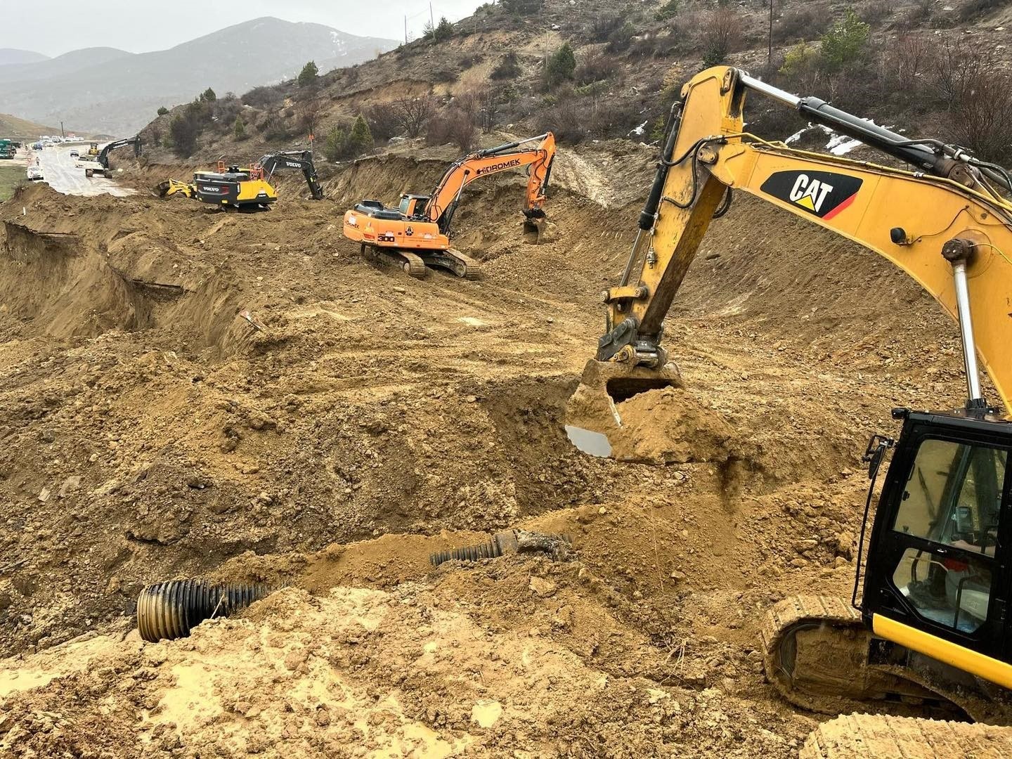 gumushane erzincan karayolundaki heyelan bolgesinde calismalar suruyor 1 rJ5H2fz3