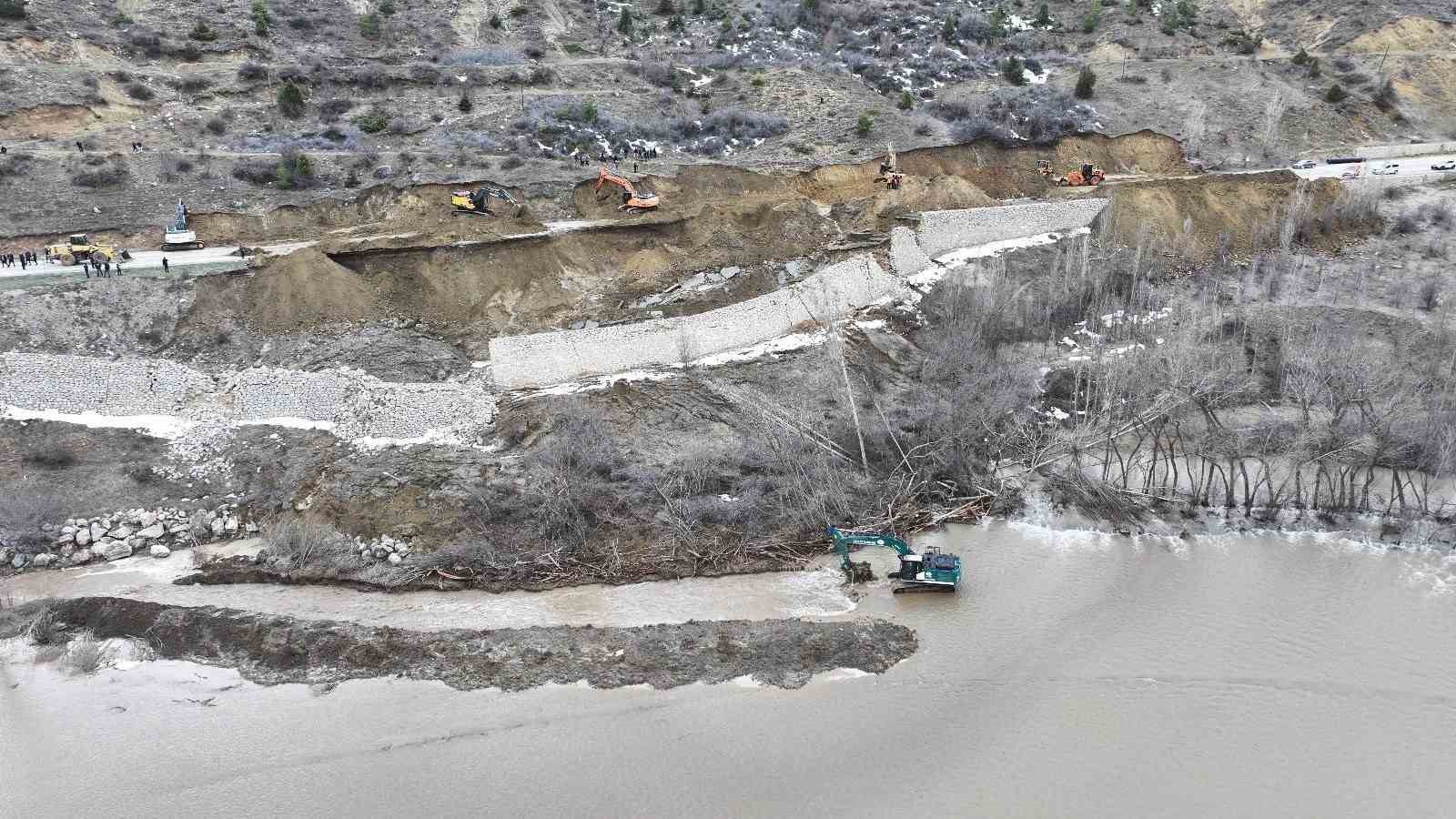 gumushane erzincan karayolundaki heyelan bolgesinde calismalar suruyor 2
