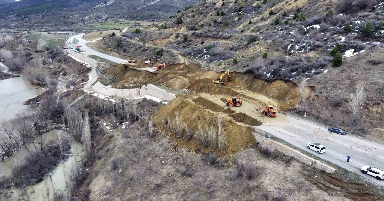 gumushane erzincan karayolundaki heyelan bolgesinde calismalar suruyor 3 tFTN3weC