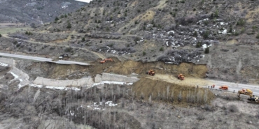 gumushane-erzincan-karayolundaki-heyelan-bolgesinde-calismalar-suruyor-qL9wSar3.jpg