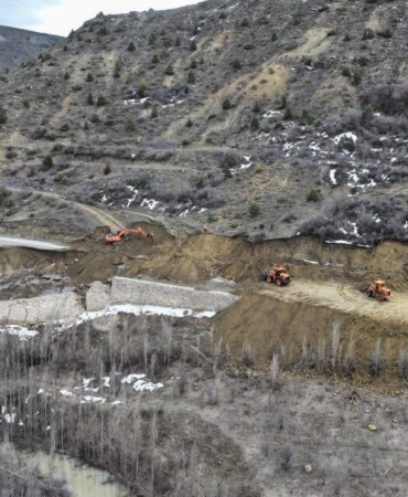 gumushane-erzincan-karayolundaki-heyelan-bolgesinde-calismalar-suruyor-qL9wSar3.jpg
