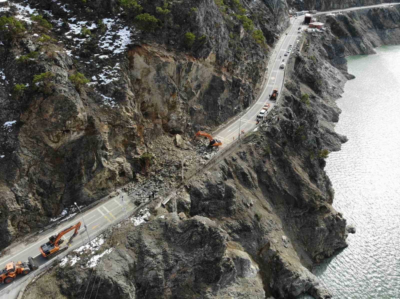 gumushane giresun kara yolunu kapatan heyelan havadan goruntulendi 0 N8epZdmU