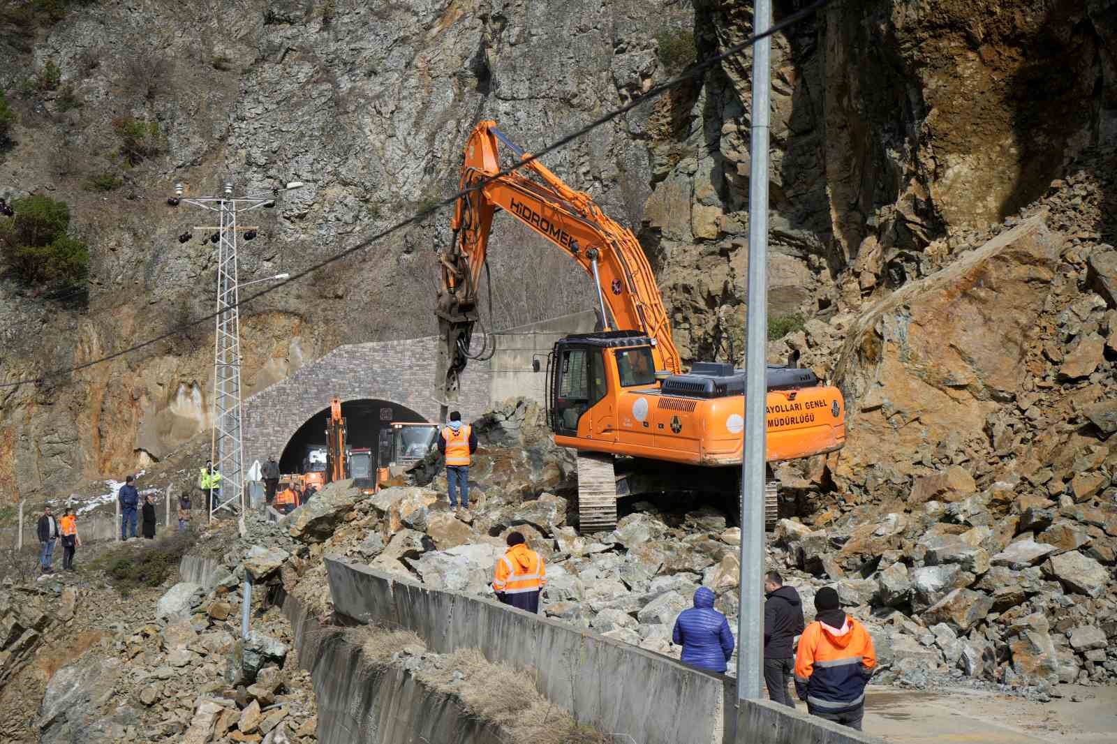 gumushane giresun kara yolunu kapatan heyelan havadan goruntulendi 1 FzgST4TS