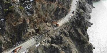 gumushane-giresun-kara-yolunu-kapatan-heyelan-havadan-goruntulendi-2Mx2LT4S.jpg