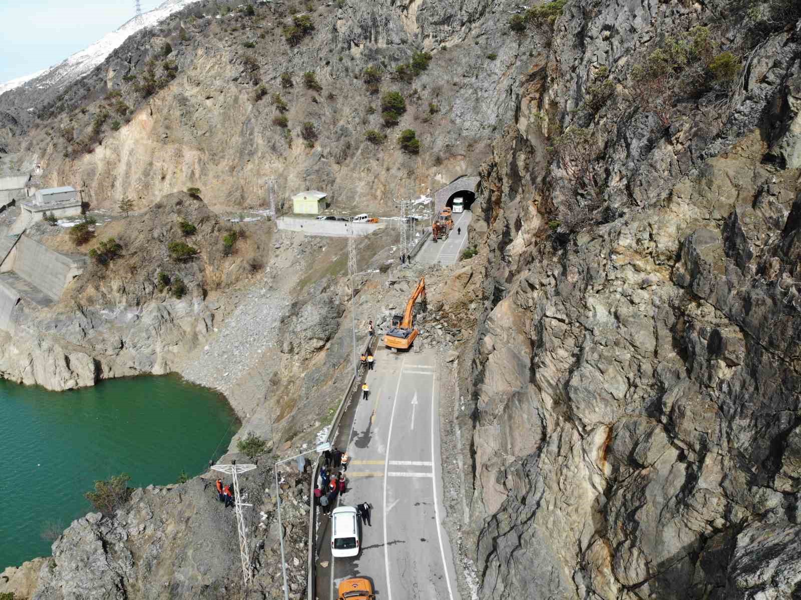 gumushane giresun kara yolunu kapatan heyelan havadan goruntulendi 3 B3FQLGtH