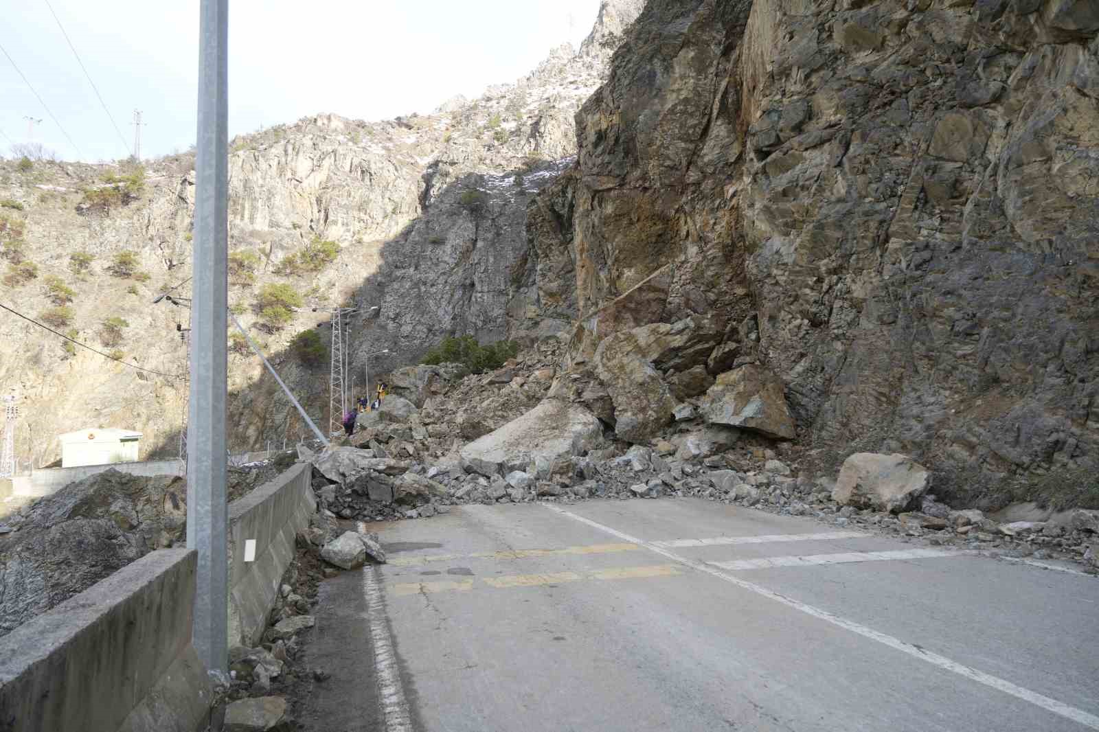 gumushane giresun karayolu heyelan nedeniyle ulasima kapandi 1
